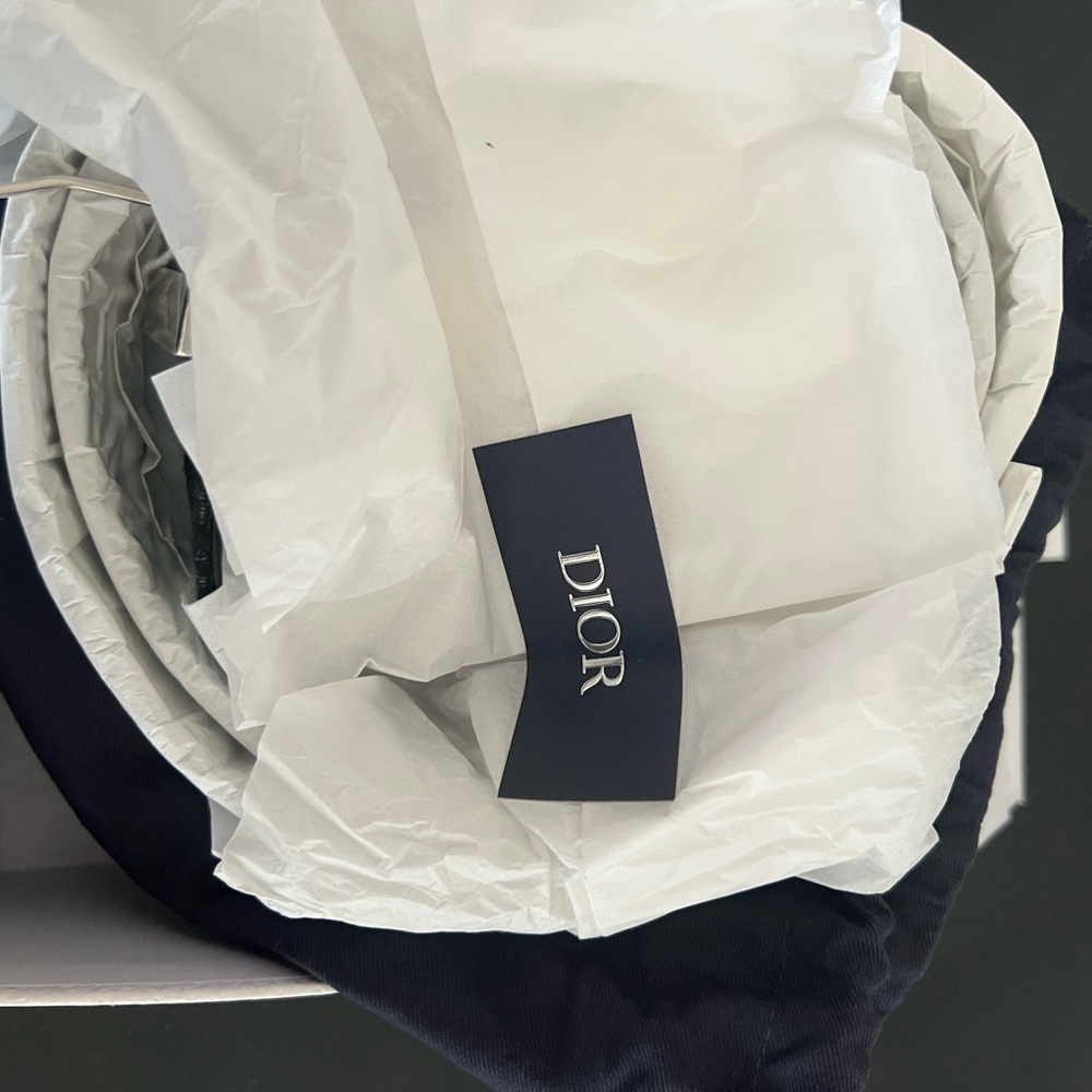 Dior Luxurious White and Navy Packaging - Picture 3 of 5